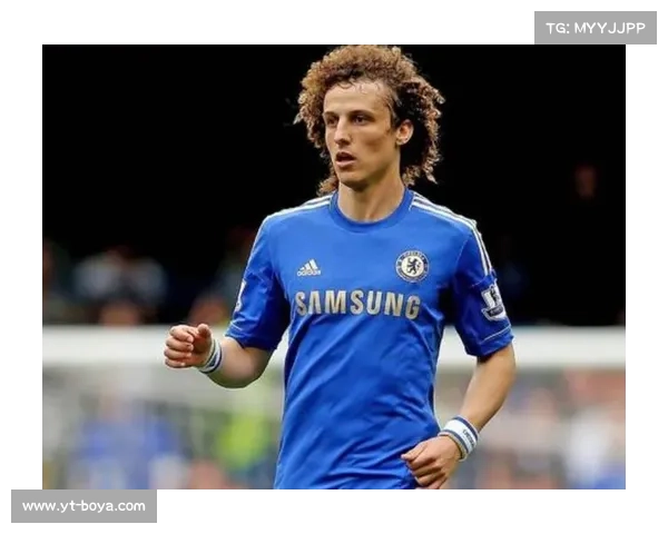 大卫路易斯在球队中的多重角色解析及其战术价值探讨